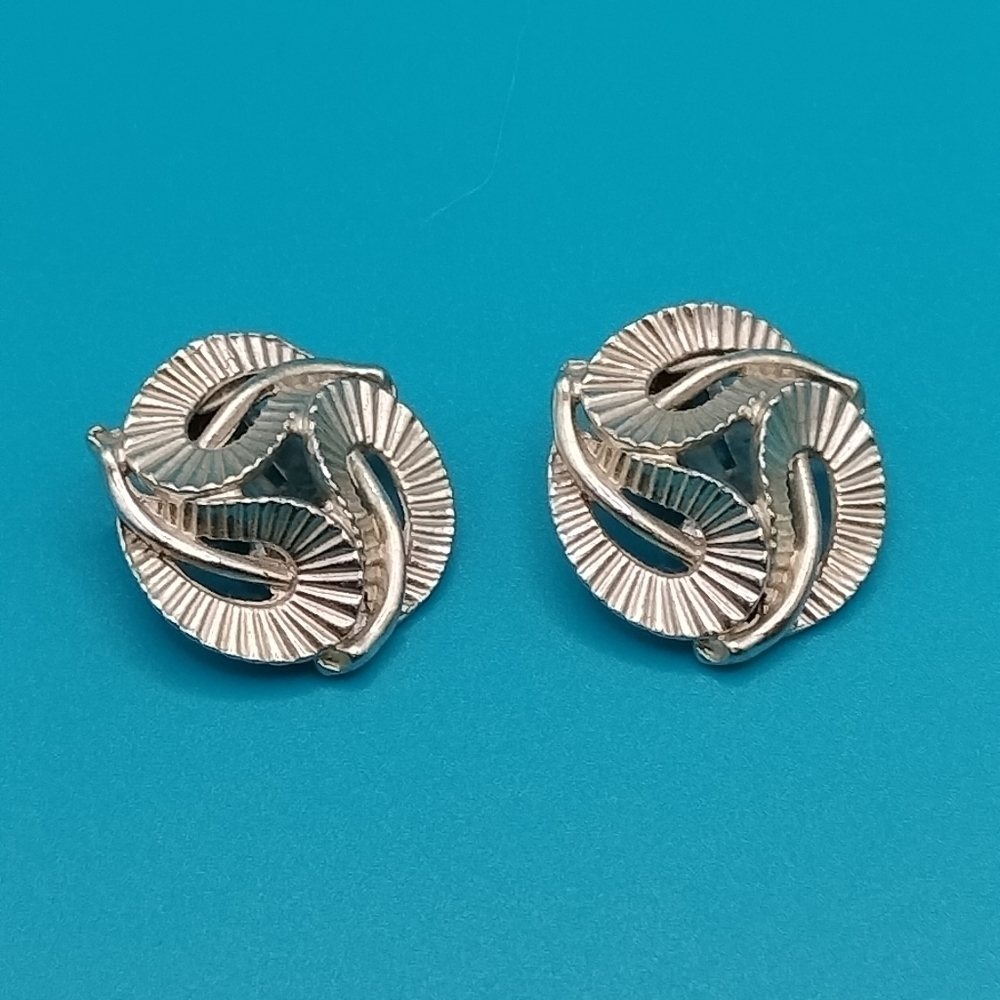 Vintage Erin Lister 1" Silver Tone Leaf Loop Circle Design Clip On Earrings